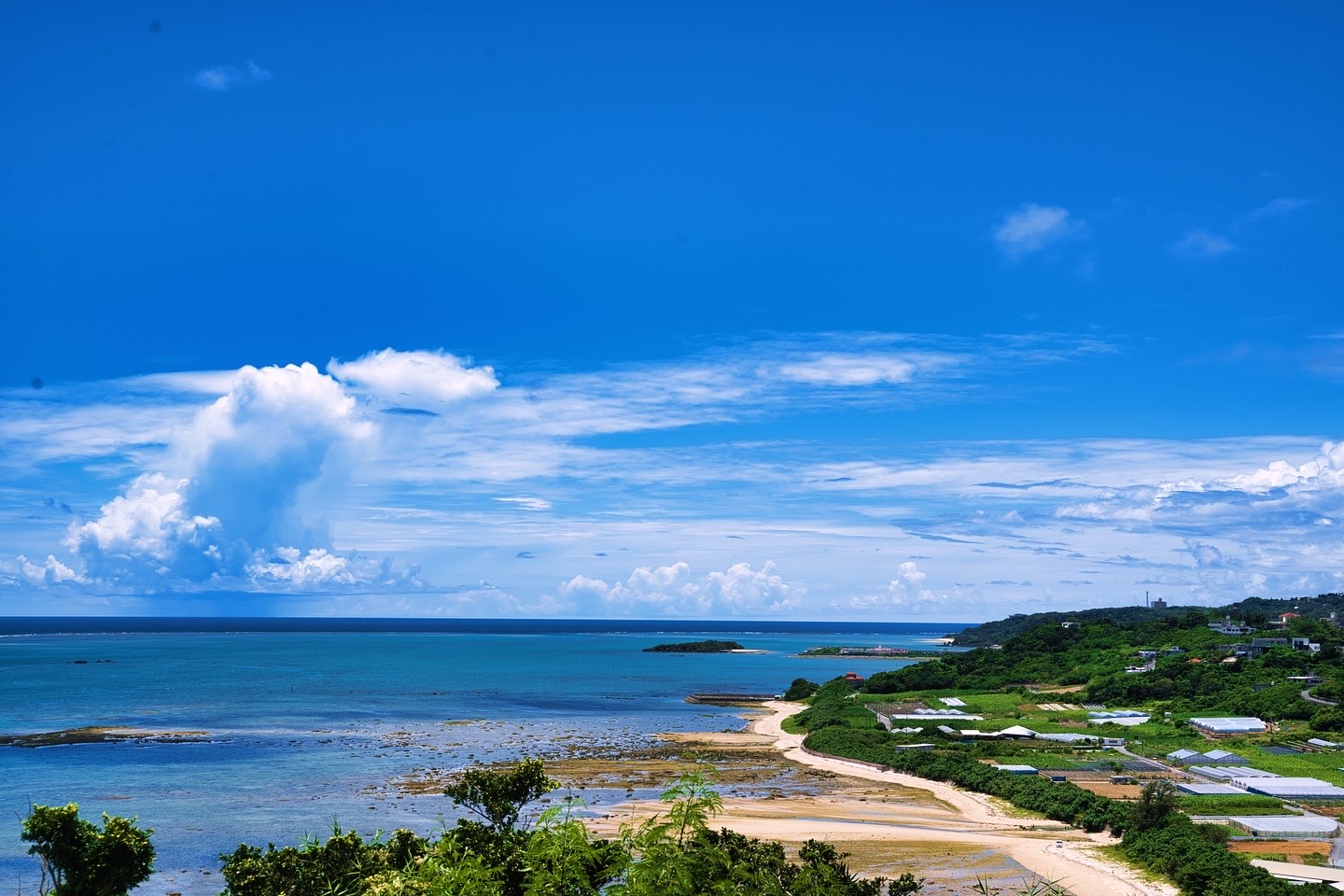 沖縄の空と海